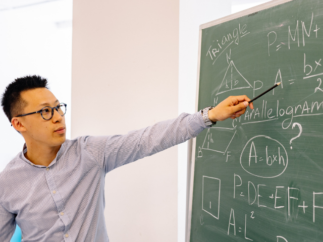 Öğrenci ve eğitmen güler yüzlü bir şekilde çalışıyor